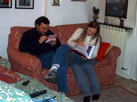 Tattiche diversive per non addormentarsi: accudire il cane virtuale e sfogliare antichi libri in carta